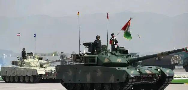 正版皇冠信用网开户_地面战斗爆发正版皇冠信用网开户,国产VT-4坦克迎来首战:SH-15卡车炮全线碾压印军