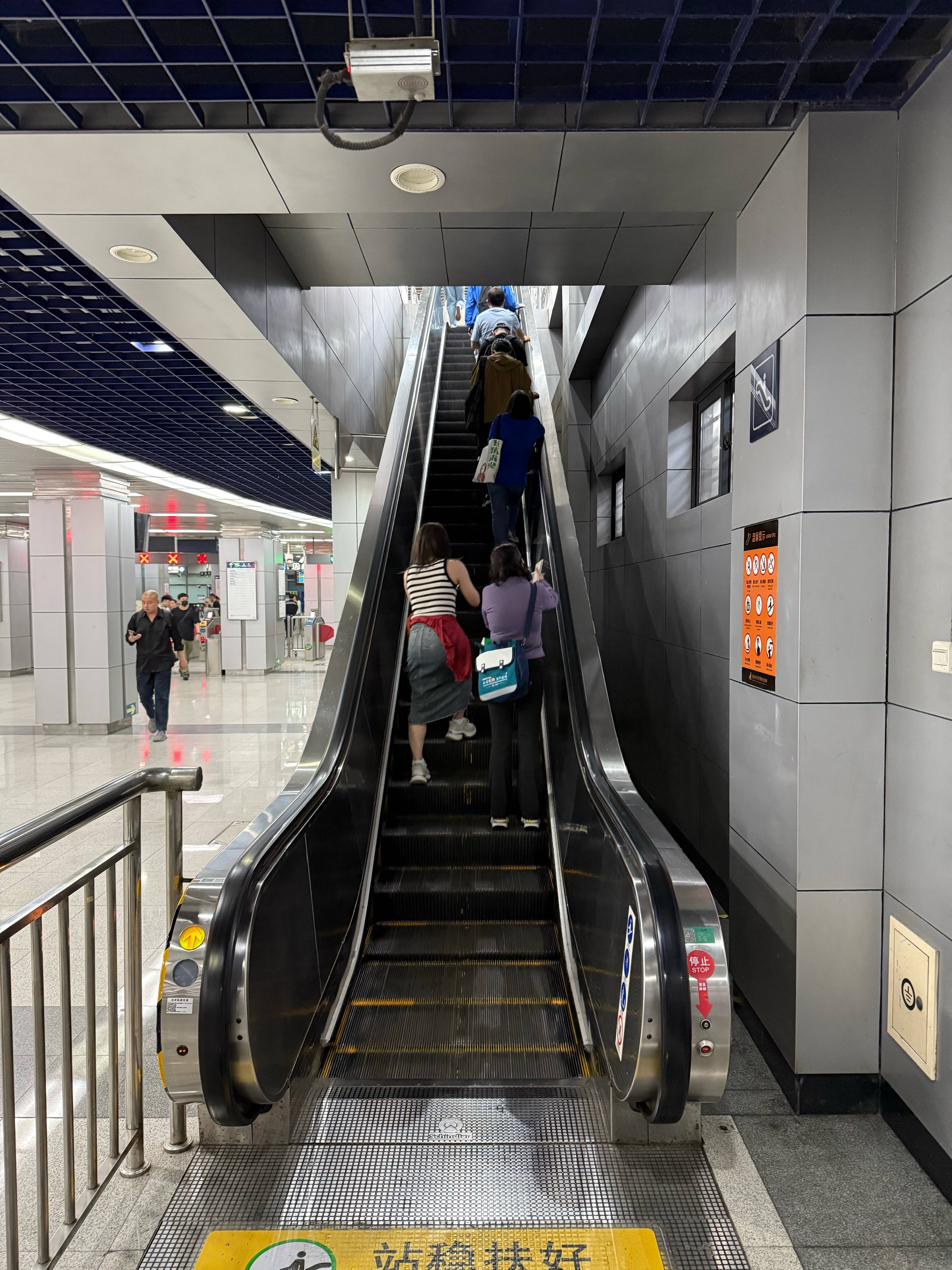 正版皇冠信用网出租_不必“左行右立”正版皇冠信用网出租！北京地铁扶梯上多了两只黄色脚印