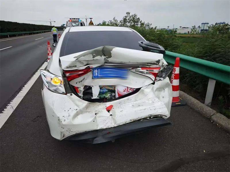 皇冠信用网登3代理_漯河:高速上司机扭头看孩子皇冠信用网登3代理,瞬间追尾!