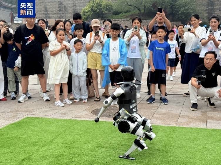 中国女子甲组联赛_全球首创中国女子甲组联赛!2025世界人形机器人运动会能量传递活动启幕
