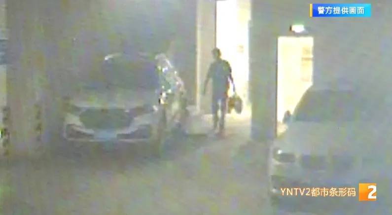 英格兰超级联赛
_凌晨怪事！男子提着茅台袋子在车库英格兰超级联赛
，翻垃圾桶竟为了.....