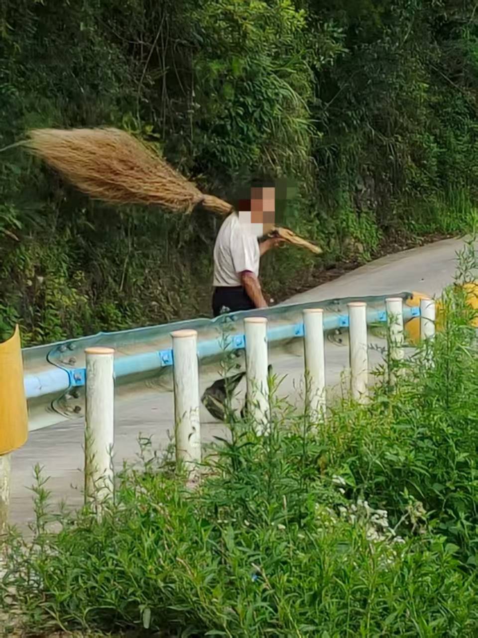 新版hga050
_贵州老伯捡到00后村官丢弃旧照新版hga050
,误以为重要资料怀揣一月等送还,当事人:超感动