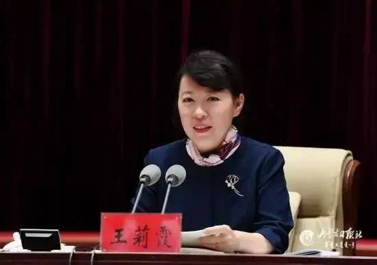 皇冠信用网在线注册
_正部级美女大员被查！千万华服堆满多套住宅皇冠信用网在线注册
，化妆团队提前数小时待命~