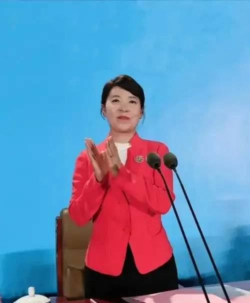 皇冠信用网在线注册
_正部级美女大员被查！千万华服堆满多套住宅皇冠信用网在线注册
，化妆团队提前数小时待命~