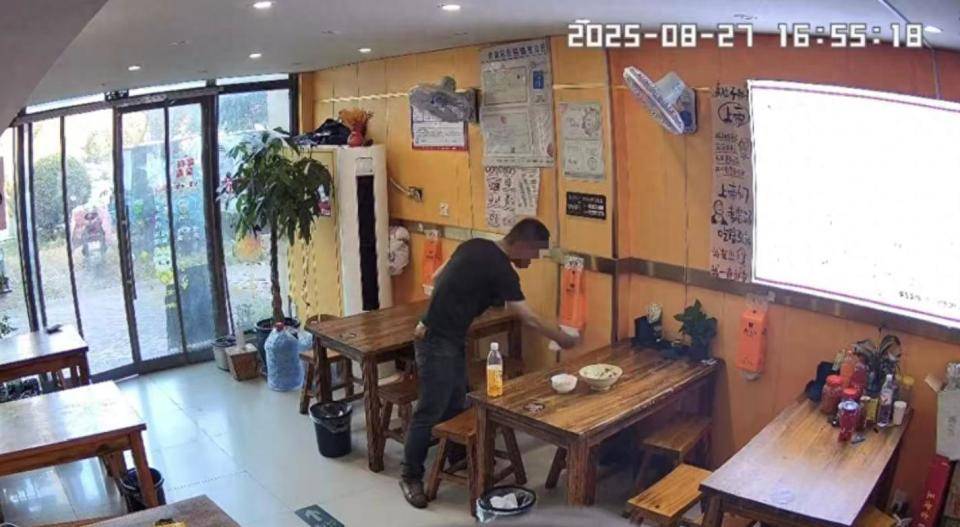 施拿钟基vs古比斯_用餐男子5分钟抽40张纸巾擦拭施拿钟基vs古比斯,老板娘怒发视频称太浪费;律师:发视频要注意法律风险