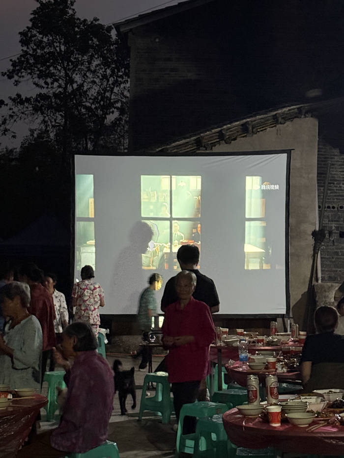 牙买加超级联赛_22岁绝症女孩宴请全村看电影牙买加超级联赛,哽咽嘱托村民:“我走后,请替我关照父母”