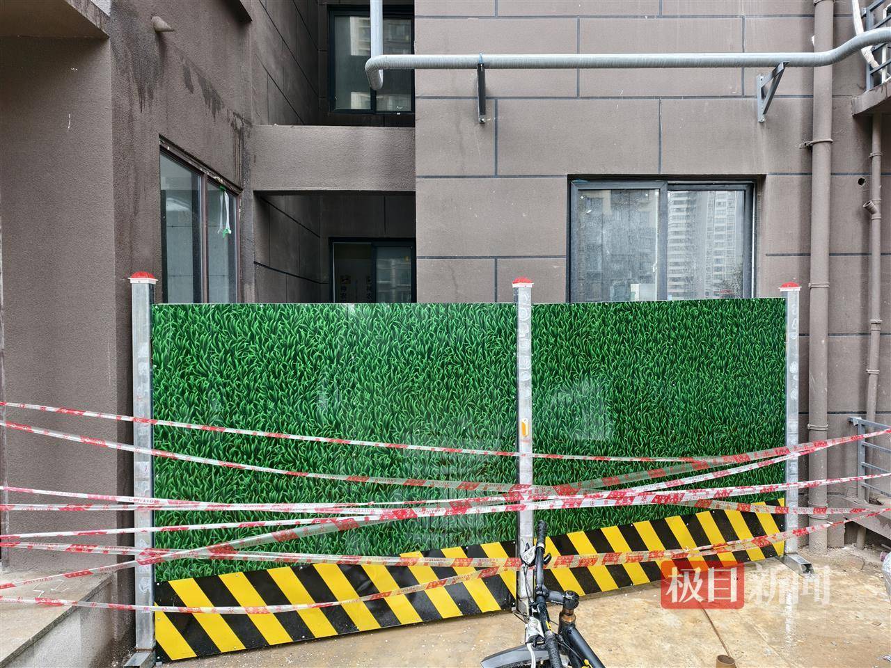 皇冠信用网会员账号_西安11岁男孩玩耍时坠入10多米深井身亡皇冠信用网会员账号，井口外连夜设置围挡，警方等部门介入调查