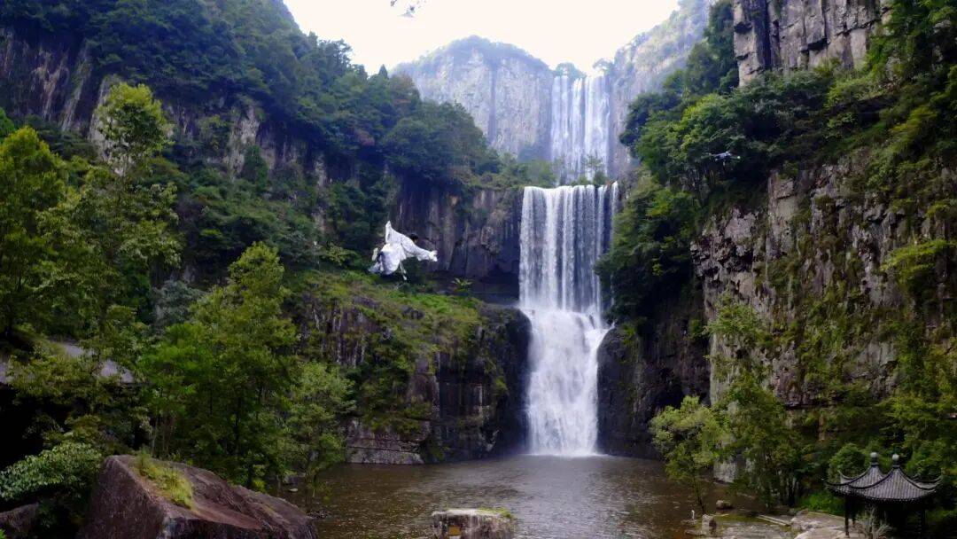 皇冠登一登二登三区别_女生瀑布前拍视频皇冠登一登二登三区别，空中突然飘来一排人