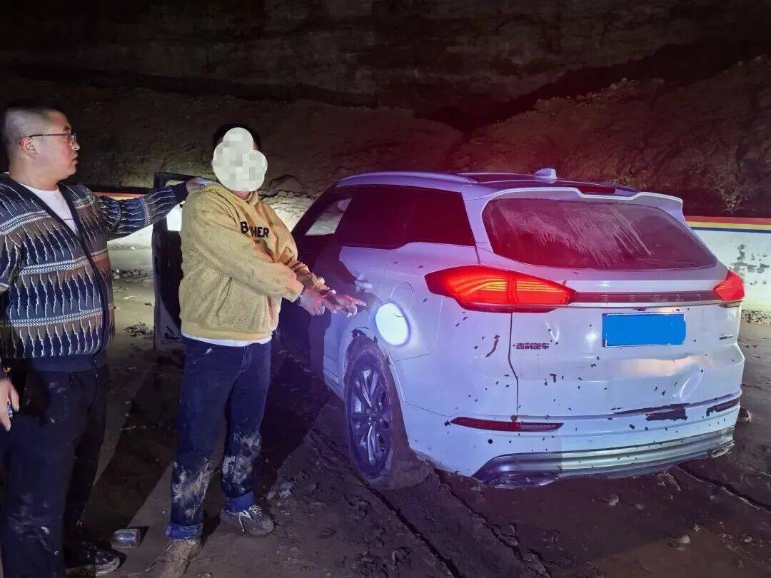 欧冠足球
_李某某、张某某、米某某被抓获欧冠足球
!陕西警方通报