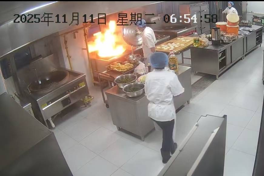 皇冠信用网开户
_后厨油锅起火员工盖住锅盖灭火皇冠信用网开户
，5秒后打开火苗蹿出险些伤人