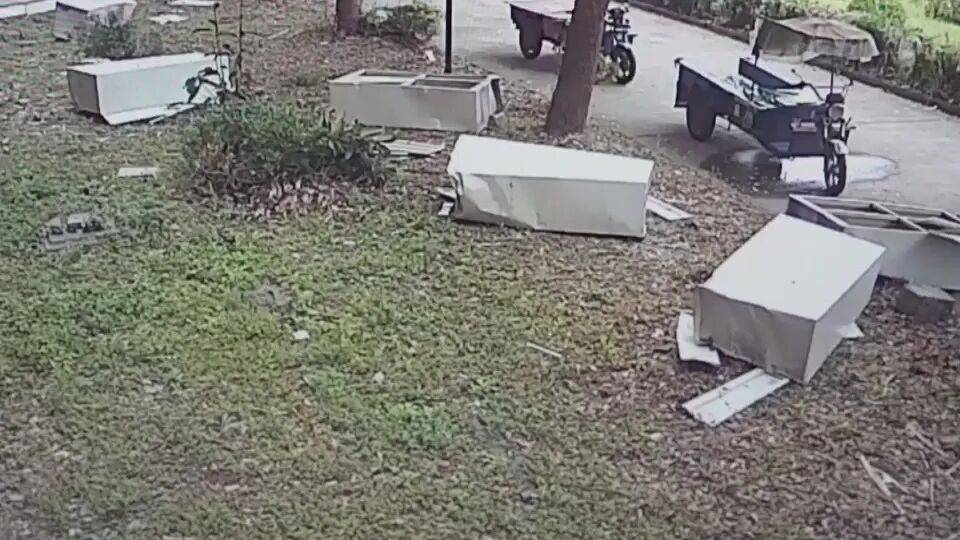 皇冠信用網出租
_因妻子没带包子回家皇冠信用網出租
，浙江一男子怒把30斤行李箱从6楼扔下，还称“砸到人了我就负责，没砸到就没事”，目前该男子已被刑拘