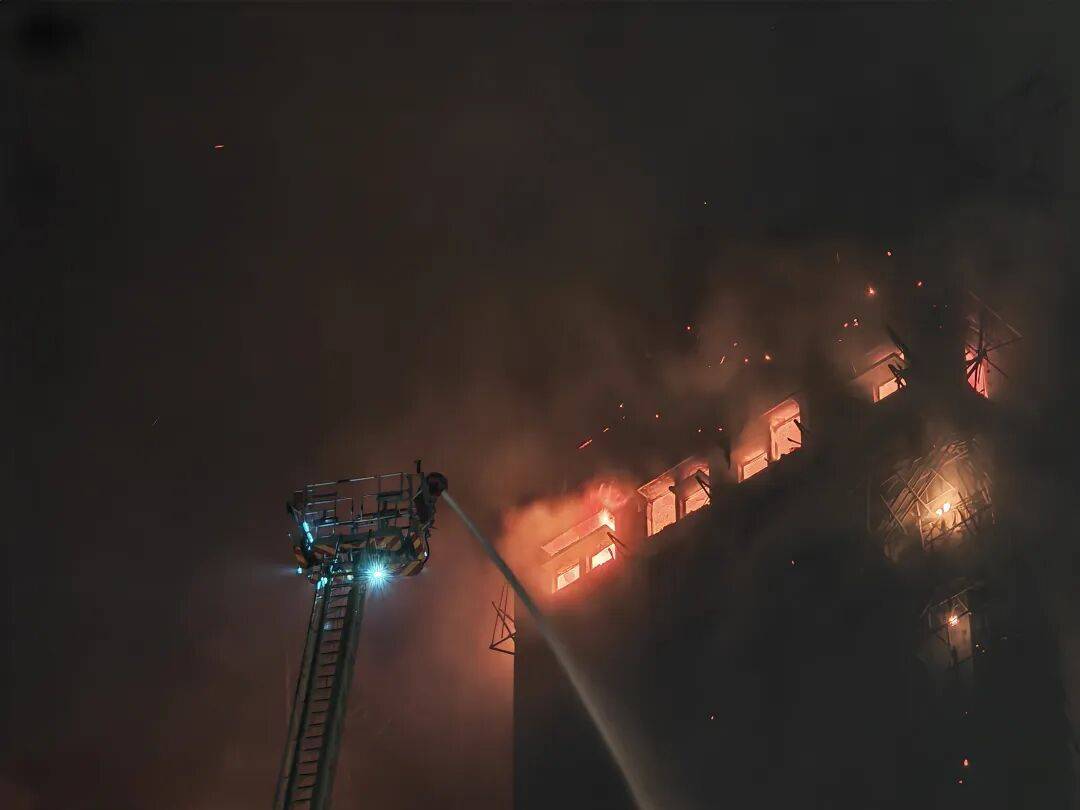 皇冠信用網代理
_香港大埔火灾已造成44人遇难!3人以涉嫌误杀罪被拘捕皇冠信用網代理
,警方:不排除发泡胶是火势迅速蔓延原因;大埔区多所学校停课,临时庇护中心开放