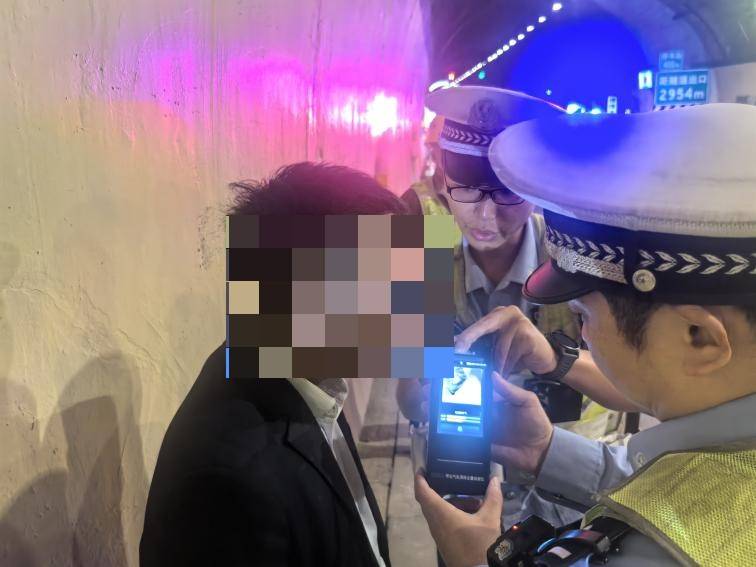 皇冠信用網代理登3
_连续两晚皇冠信用網代理登3
,重庆同一隧道!这两人的“神操作”看呆交警