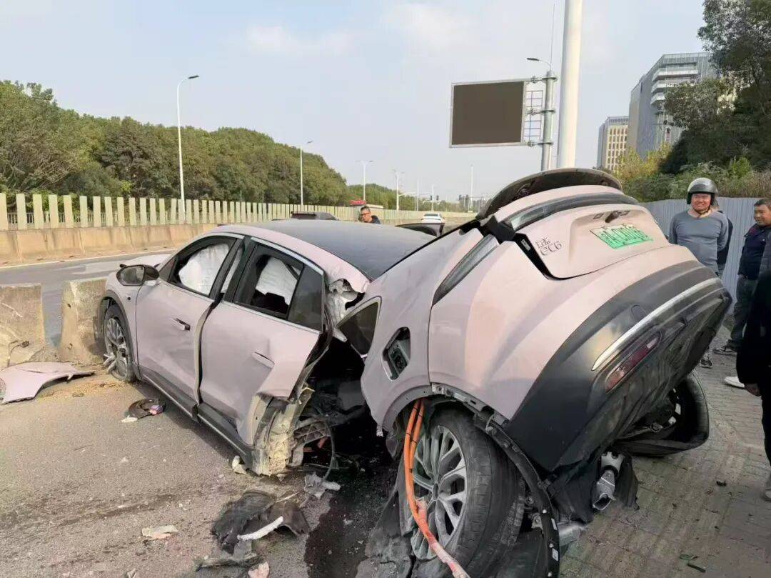 利物浦比分
_上海一辆蔚来EC6撞石墩后车尾断裂利物浦比分
，客服回应：目前已与车主取得联系，正在复盘事故经过