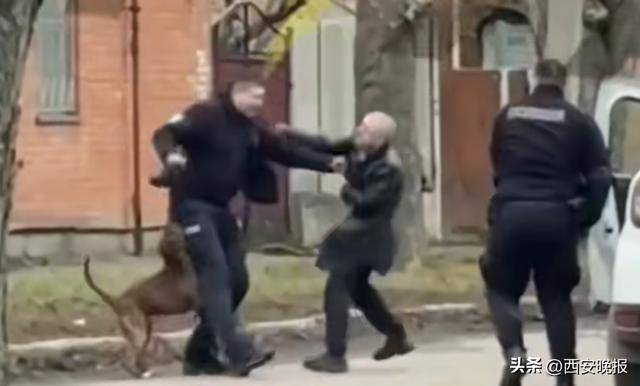 2026世界杯需要熬夜吗
_乌男子遭征兵处抓捕2026世界杯需要熬夜吗
,小狗冲上前护主,将征兵人员咬到大叫倒地,现场一片混乱看笑路人