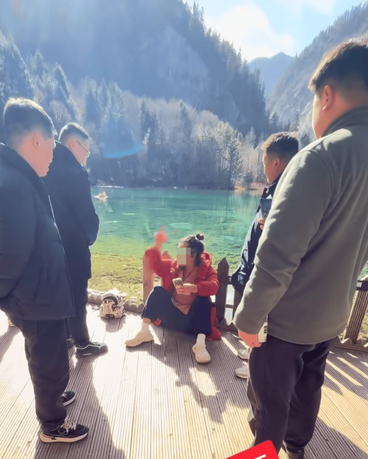 皇冠登一登二登三区别_一游客在九寨沟乱扔玉米棒皇冠登一登二登三区别，辩称“大自然的东西回大自然” 景区：明确禁止乱扔垃圾