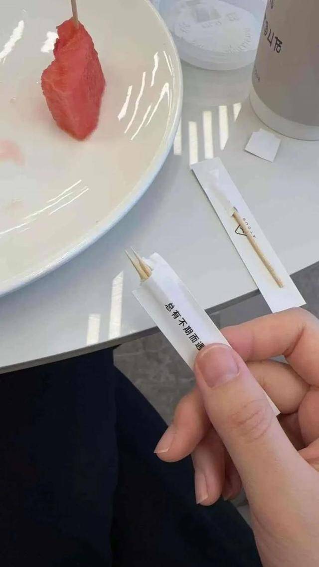 皇冠信用网址_女子称在亚朵酒店内用牙签皇冠信用网址,入口后猛然发现可能是别人用过的,店方回应