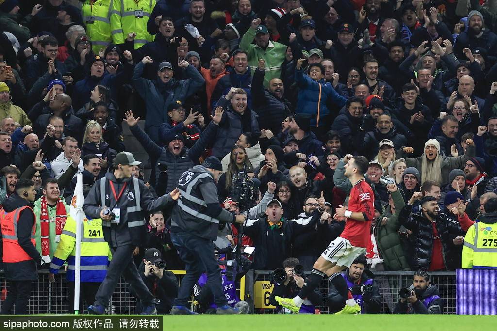 皇冠信用平台出租_海文面无表情领取全场最佳奖杯皇冠信用平台出租,B费晒照打趣:笑一个嘛