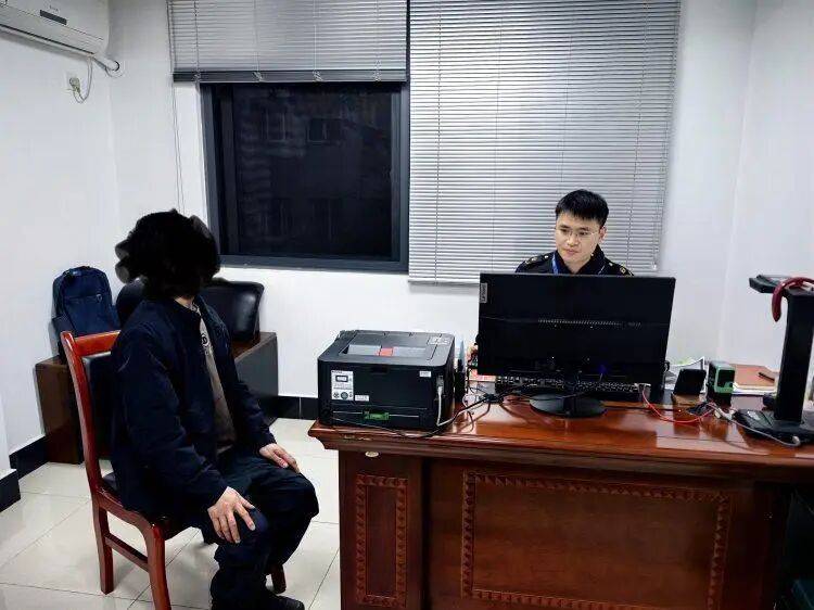 皇冠信用网在哪里开通_重庆一男子酒后连续三次按压紧急停车按钮皇冠信用网在哪里开通，致进站列车紧急制动！罚款500元