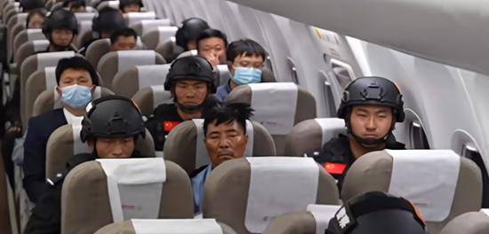 皇冠官方
_四大电诈头目被押解回国皇冠官方
,舱内特写画面首次曝光