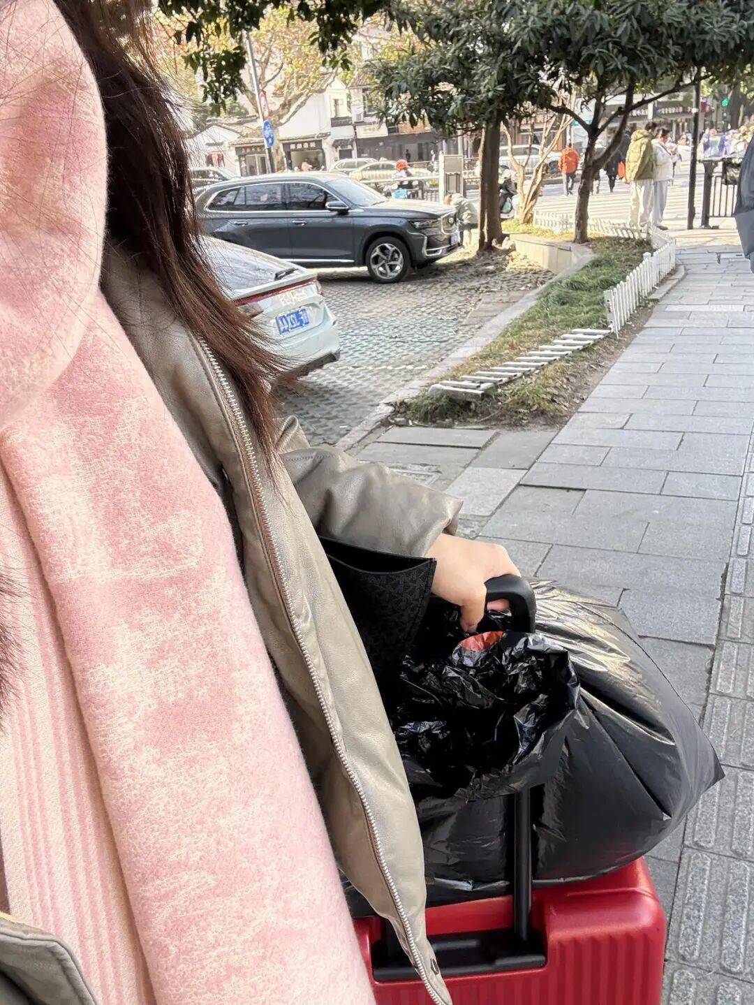 皇冠ag mos011_清晨意外掉入西湖皇冠ag mos011，却被一群人“团宠”！22岁广州姑娘直呼：杭州真好！