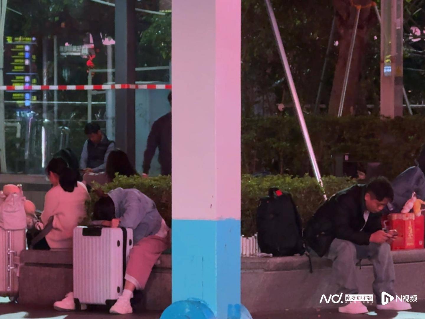 皇冠信用平台出租出售_跑了八小时只赚25块:他把自己从酒里开出来皇冠信用平台出租出售,也把年开回家