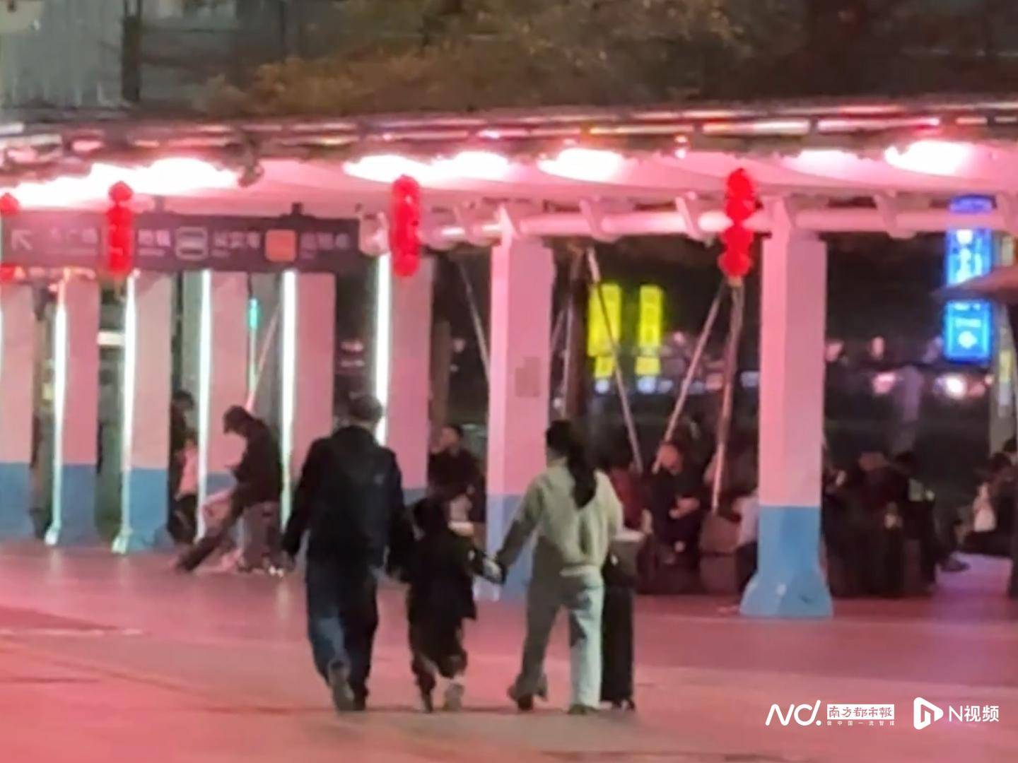 皇冠信用平台出租出售_跑了八小时只赚25块:他把自己从酒里开出来皇冠信用平台出租出售,也把年开回家