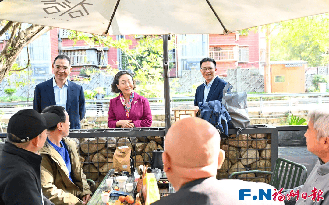 皇冠mos011_福建省委副书记、福州市委书记郭宁宁皇冠mos011，市长吴贤德暗访，乘地铁与游客交流