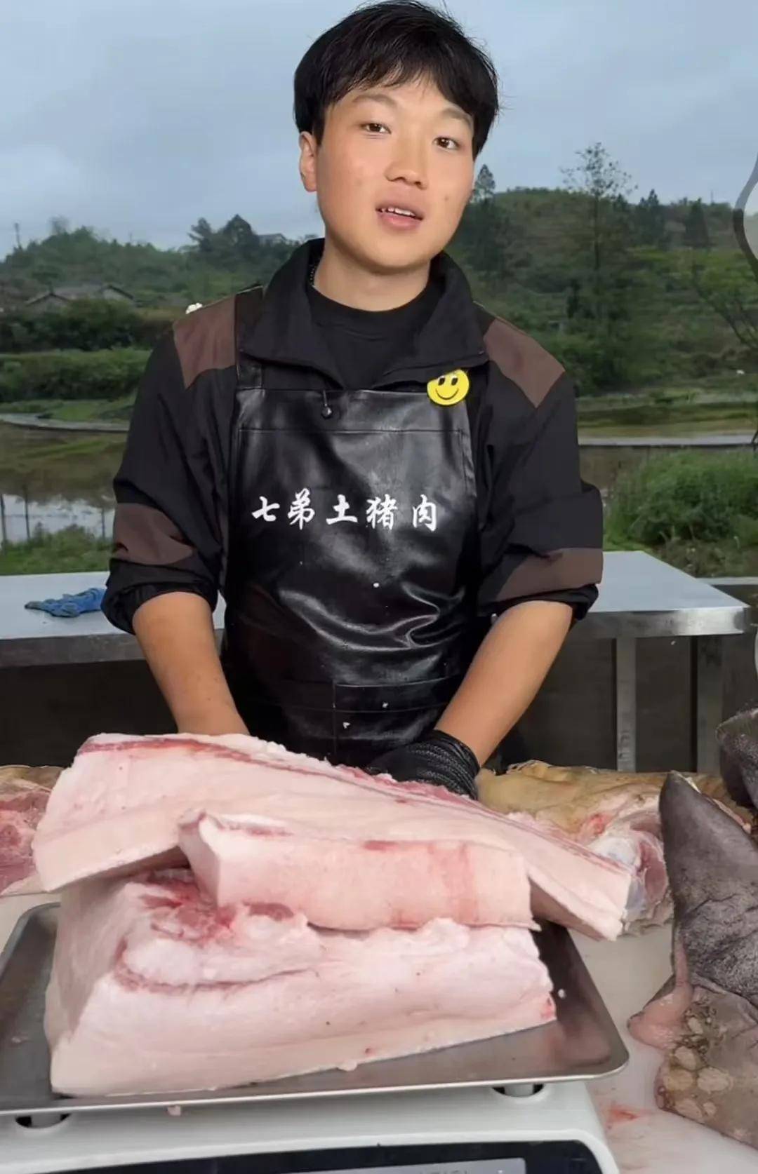 皇冠信用账号申请_湖南20岁小伙称“靠卖猪肉养育6个弟妹又有7弟”:压力大!当地民政局:其父表示无需额外救助皇冠信用账号申请,账号粉丝14万,有人专门打造人设