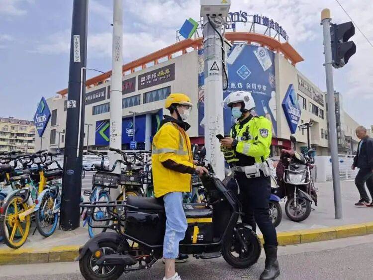 皇冠信用网结算日是哪天_来沪游客吐槽“走路也罚款”！上海交管还原真相：占用非机动车道行走皇冠信用网结算日是哪天，轻微首违仅予警告，有法度有温度