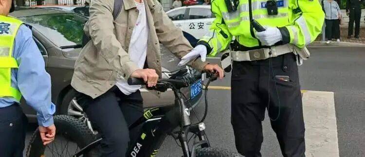 皇冠信用网结算日是哪天_来沪游客吐槽“走路也罚款”！上海交管还原真相：占用非机动车道行走皇冠信用网结算日是哪天，轻微首违仅予警告，有法度有温度