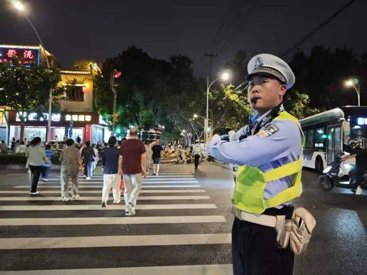 皇冠信用网结算日是哪天_来沪游客吐槽“走路也罚款”！上海交管还原真相：占用非机动车道行走皇冠信用网结算日是哪天，轻微首违仅予警告，有法度有温度