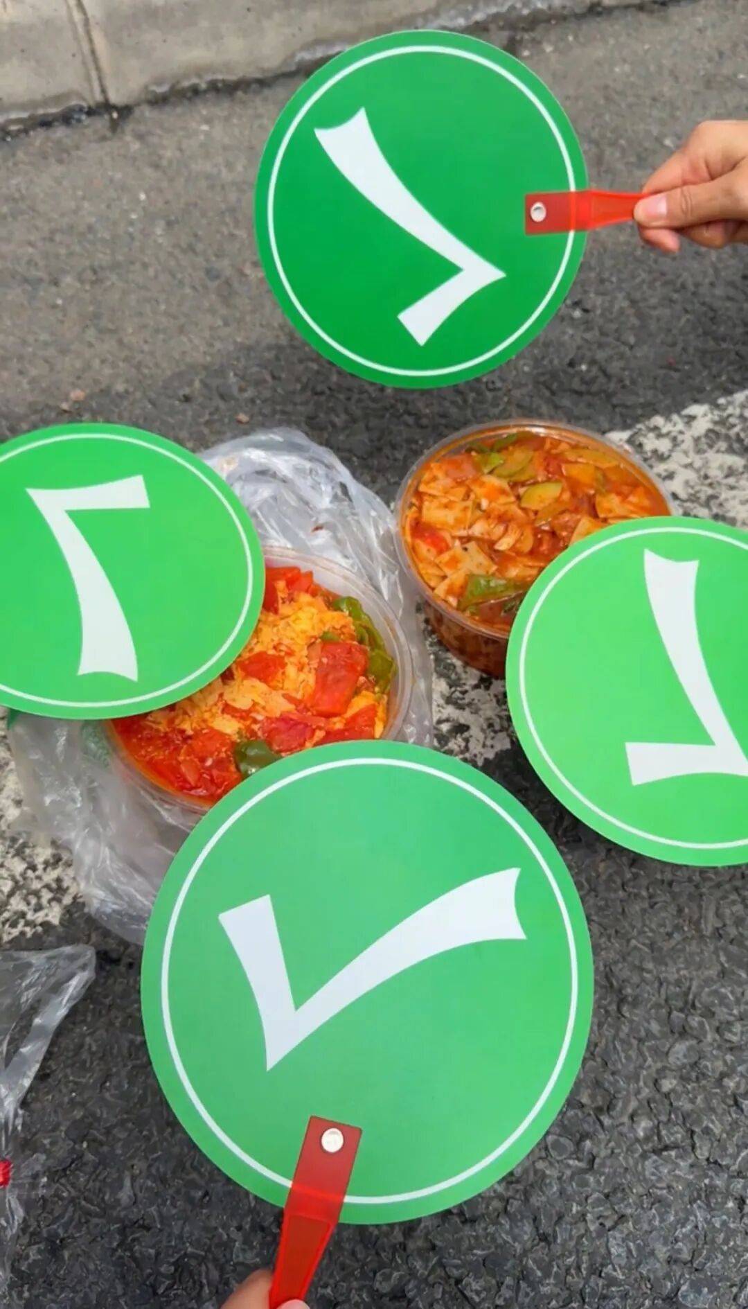 皇冠信用网代理注册_一个敢点一个敢送!女子高速堵车点外卖皇冠信用网代理注册,老板穿着围裙开着车,穿过农田爬上护坡送达