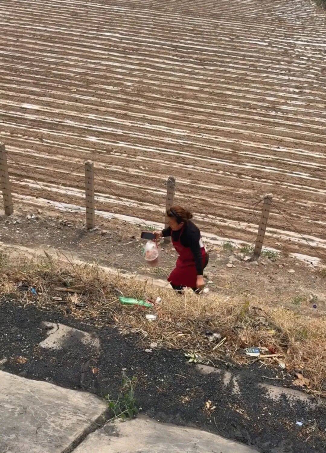 皇冠信用网代理注册_一个敢点一个敢送!女子高速堵车点外卖皇冠信用网代理注册,老板穿着围裙开着车,穿过农田爬上护坡送达