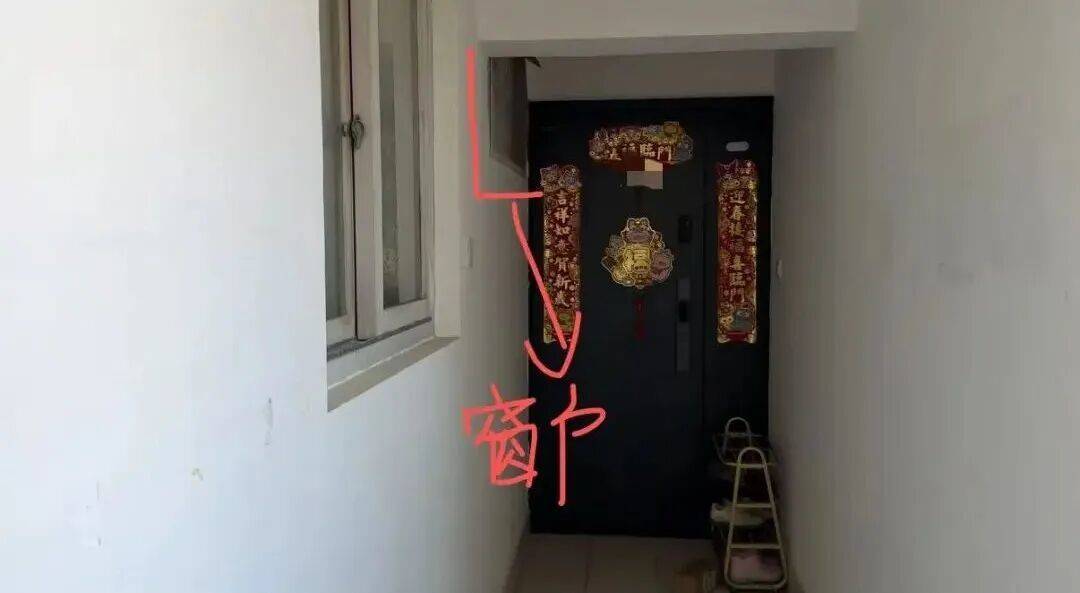 皇冠信用网注册_“我家的窗户被包进邻居家皇冠信用网注册,根本没法开窗”,上海一居民投诉公共区域被占,多部门回应难认定