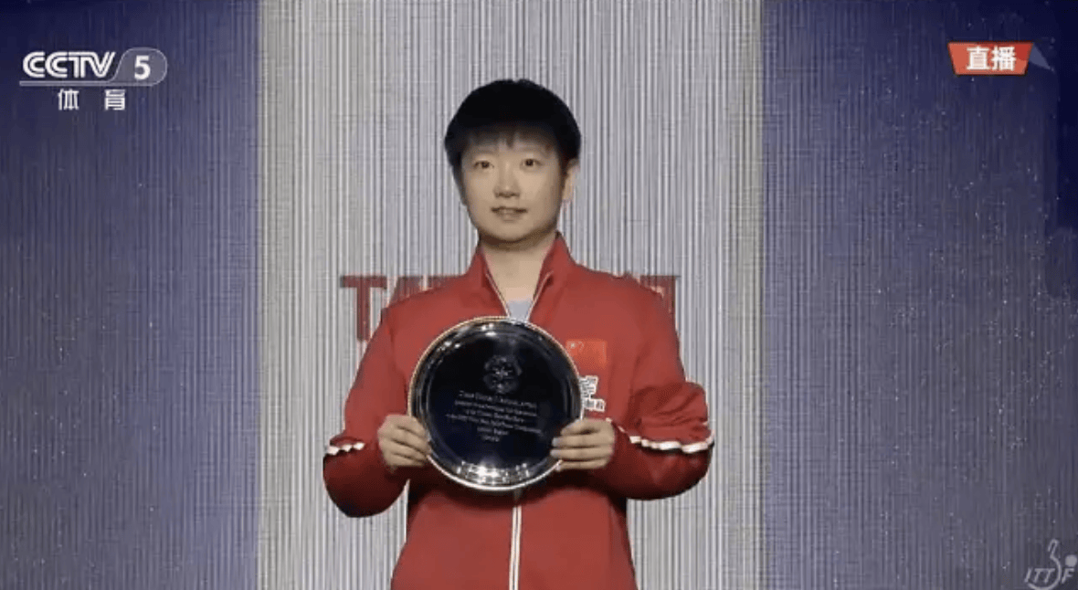 世界杯足球_孙颖莎获最佳女运动员奖世界杯足球！赛后回应国乒女团夺冠