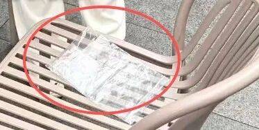 皇冠信用网_深圳一女子在水贝路边凳子上捡到11条黄金首饰：重约50克皇冠信用网，价值超5万元，报警后失主买了几瓶水感谢，“捡过好几次，几克、十几克都有”