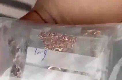 皇冠信用网_深圳一女子在水贝路边凳子上捡到11条黄金首饰：重约50克皇冠信用网，价值超5万元，报警后失主买了几瓶水感谢，“捡过好几次，几克、十几克都有”