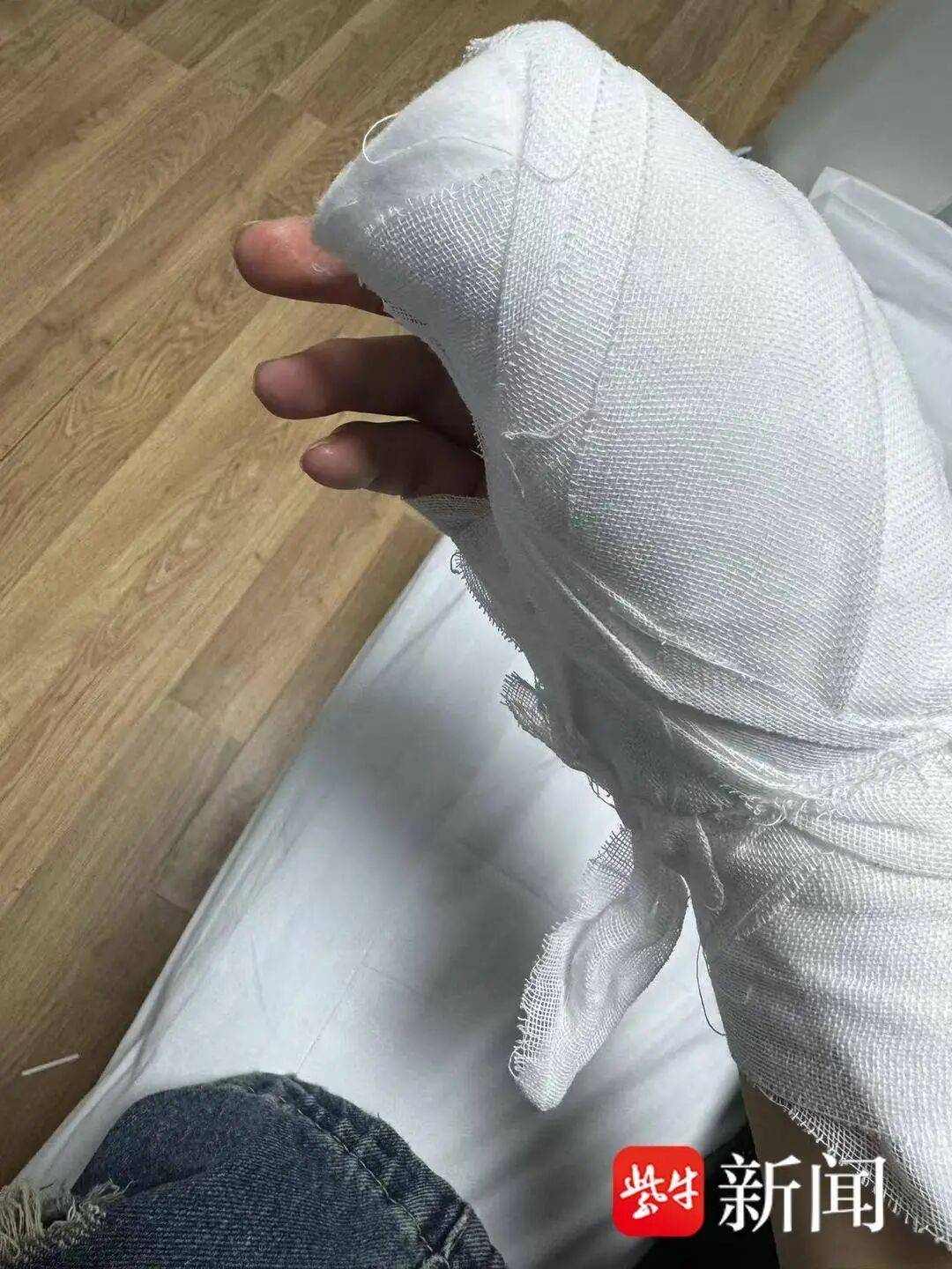皇冠世界杯盘口
_医学生网购3元美工刀皇冠世界杯盘口
,拆快递时被割伤手神经,缝合手术花5000元,平台回应