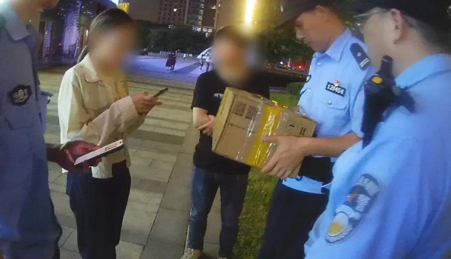 ﻿世界杯冠军_浙江姑娘一口气买5部新手机﻿﻿世界杯冠军，总价8.3万多元！店员报警