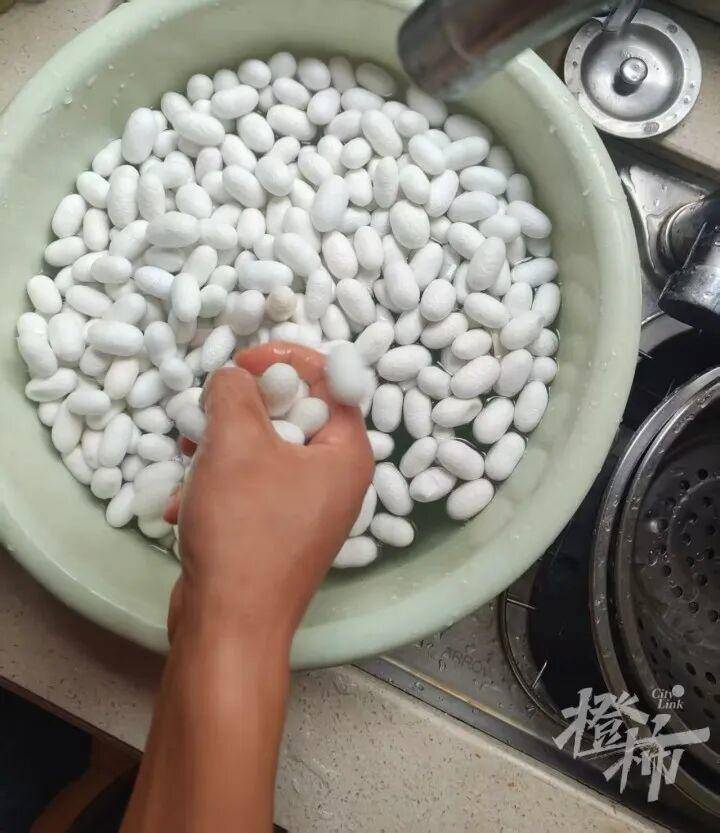 世界杯代理
_“半夜醒来世界杯代理
,老公一个人坐客厅剥茧!”一家三口养1.2万只蚕宝宝,耗时17天剥茧、煮茧、拉蚕丝兜,终于变成2床蚕丝被,儿子盖上10分钟入睡