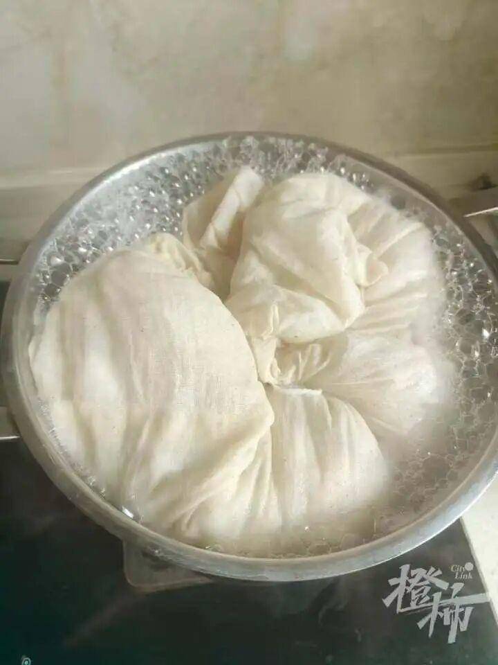 世界杯代理
_“半夜醒来世界杯代理
,老公一个人坐客厅剥茧!”一家三口养1.2万只蚕宝宝,耗时17天剥茧、煮茧、拉蚕丝兜,终于变成2床蚕丝被,儿子盖上10分钟入睡