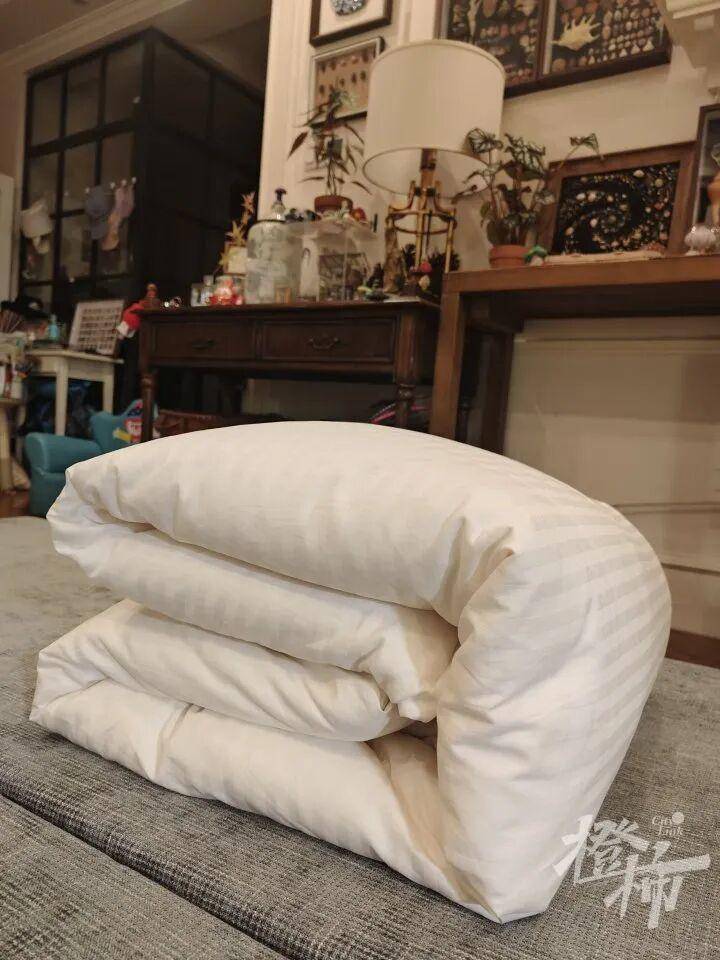 世界杯代理
_“半夜醒来世界杯代理
,老公一个人坐客厅剥茧!”一家三口养1.2万只蚕宝宝,耗时17天剥茧、煮茧、拉蚕丝兜,终于变成2床蚕丝被,儿子盖上10分钟入睡