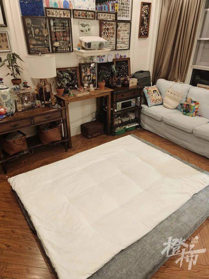 世界杯代理
_“半夜醒来世界杯代理
,老公一个人坐客厅剥茧!”一家三口养1.2万只蚕宝宝,耗时17天剥茧、煮茧、拉蚕丝兜,终于变成2床蚕丝被,儿子盖上10分钟入睡
