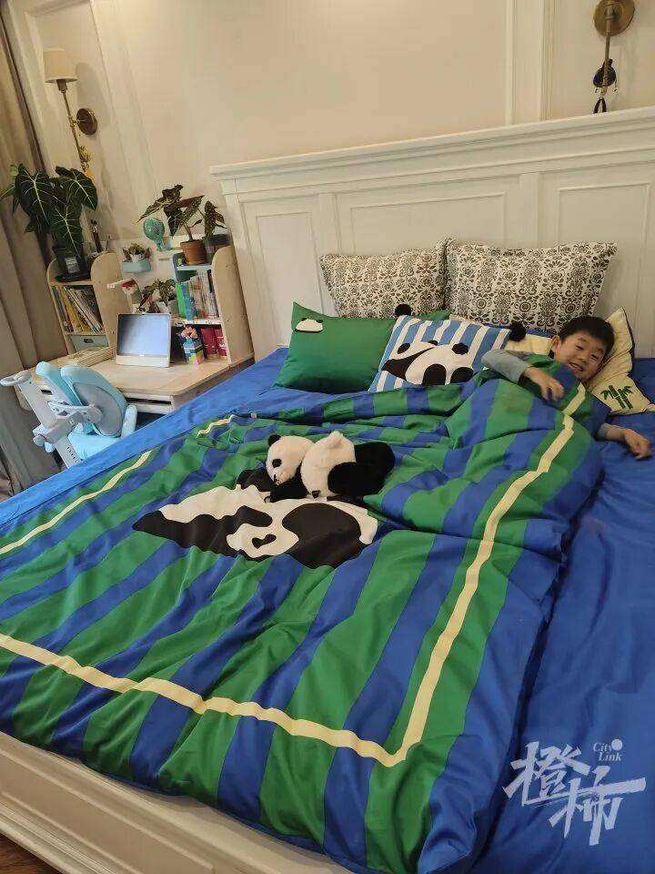 世界杯代理
_“半夜醒来世界杯代理
,老公一个人坐客厅剥茧!”一家三口养1.2万只蚕宝宝,耗时17天剥茧、煮茧、拉蚕丝兜,终于变成2床蚕丝被,儿子盖上10分钟入睡
