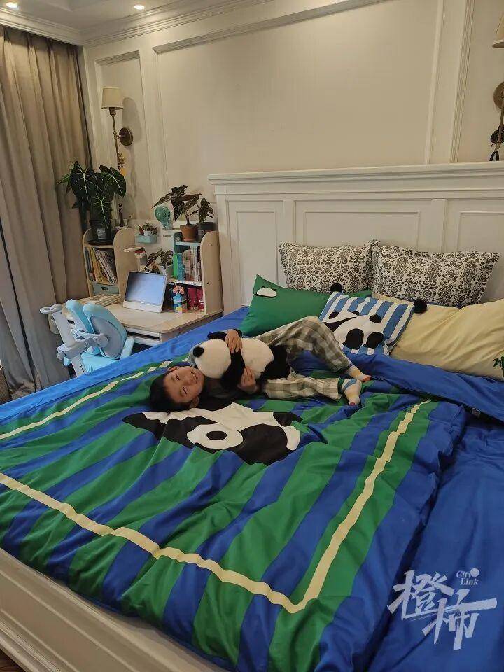世界杯代理
_“半夜醒来世界杯代理
,老公一个人坐客厅剥茧!”一家三口养1.2万只蚕宝宝,耗时17天剥茧、煮茧、拉蚕丝兜,终于变成2床蚕丝被,儿子盖上10分钟入睡