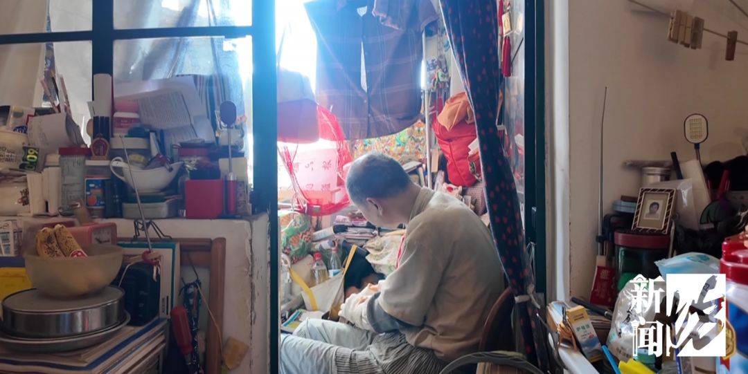 捷克足球
_上海六旬男子自称“闭关修行”捷克足球
,家中臭气熏天,邻居:他大小便都在塑料袋里