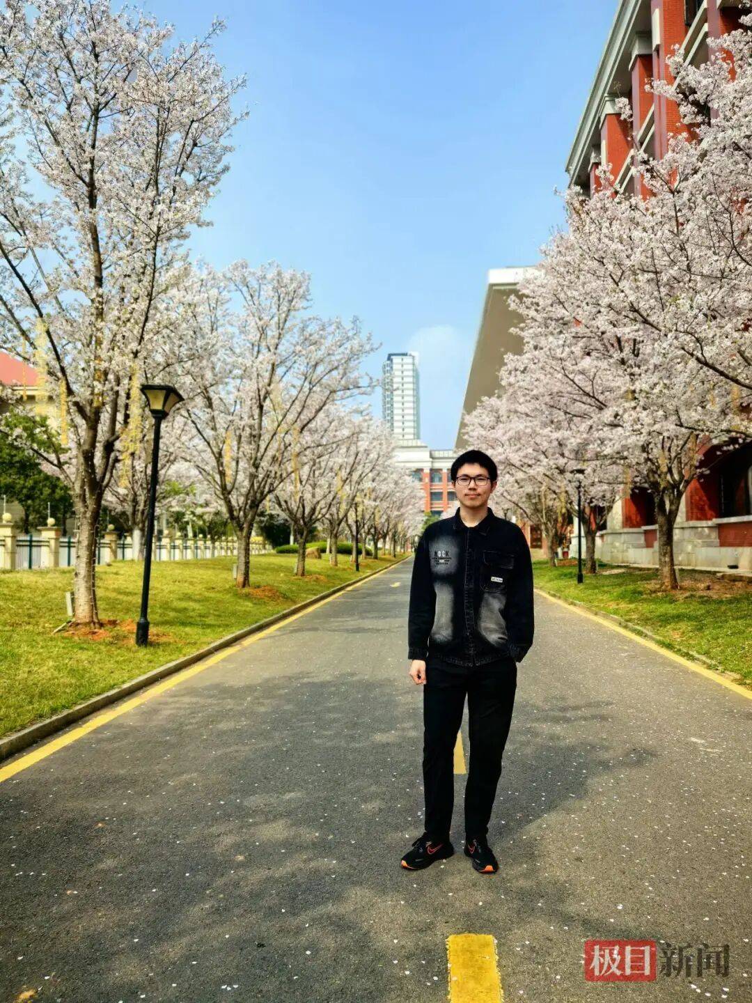 法国足球
_武汉一男生高考653分法国足球
,查完分后沉默了,父亲去年离世,今年高考作文,他以父亲为题