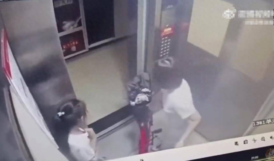 皇冠信用网体育_陕西9岁女孩电梯内夸自行车漂亮皇冠信用网体育，伸手摸了下车把，遭女车主掌掴致脸部红肿