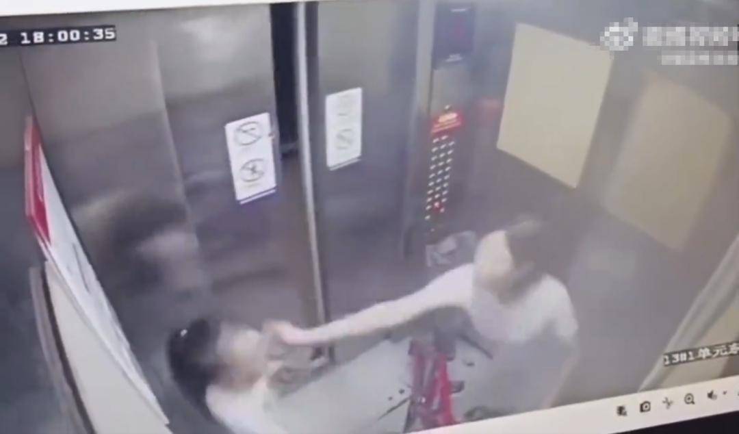 皇冠信用网体育_陕西9岁女孩电梯内夸自行车漂亮皇冠信用网体育，伸手摸了下车把，遭女车主掌掴致脸部红肿